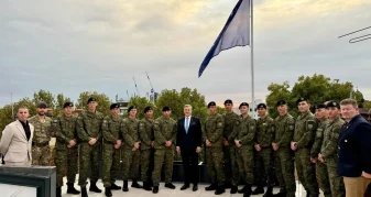 Info Shqip: Ushtarët e FSK-së ngrisin flamurin e Kosovës në Ambasadën në Londër