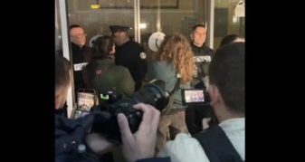 Info Shqip: Protestuesit bllokojnë hyrjen e Ministrisë së Drejtësisë: Kërkohet drejtësi për Arlinda Zekajn