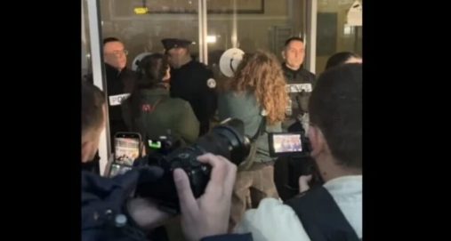 Info Shqip: Protestuesit bllokojnë hyrjen e Ministrisë së Drejtësisë: Kërkohet drejtësi për Arlinda Zekajn