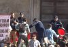 “Pa dorëheqje nuk ka dialog”, Protestuesit thyejnë karriget e vendosura nga Rama para Kryeministrisë (VIDEO)