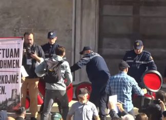 “Pa dorëheqje nuk ka dialog”, Protestuesit thyejnë karriget e vendosura nga Rama para Kryeministrisë (VIDEO)