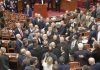 Përplasje fizike në Kuvendin e Shqipërisë, rrahje mes deputetëve (VIDEO)
