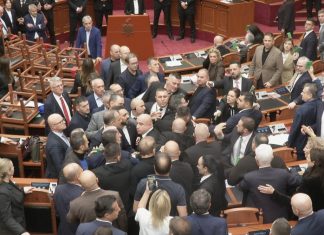 Përplasje fizike në Kuvendin e Shqipërisë, rrahje mes deputetëve (VIDEO)