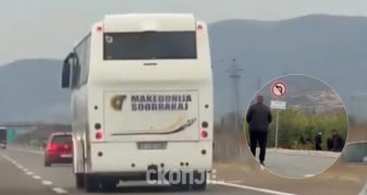 Info Shqip: Autobusë nga Maqedonia me mbështetës të Vuçiqit, ndalesë masive për të urinuar buzë autostradës! (VIDEO)
