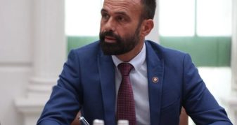 Info Shqip: Petar Bogojeskit i “dhemb” propozimi i Shasivarit: Për 10 vjet, i gjithë gjyqësori do të flasë shqip!