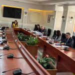 Info Shqip: ​Partitë parlamentare reagojnë pas kritikave të Marta Kos për ligjin e Speciales