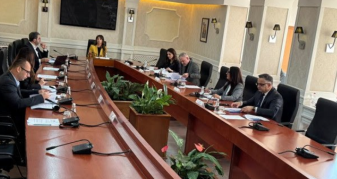 Info Shqip: ​Partitë parlamentare reagojnë pas kritikave të Marta Kos për ligjin e Speciales