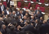 Deputetët përleshen me grushte në Parlamentin e Armenisë, seanca ndërpritet pas kaosit (VIDEO)