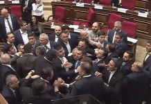 Deputetët përleshen me grushte në Parlamentin e Armenisë, seanca ndërpritet pas kaosit (VIDEO)