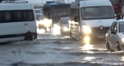 Info Shqip: Mot i lig në Stamboll! Rrugë të përmbytura, kaos në trafik