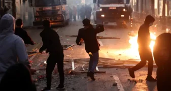 Info Shqip: 27 të lënduar nga protestat në Tiranë, mes tyre protestues, policë, gazetarë e diplomatë të huaj