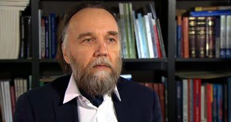 Info Shqip: Protestat në Shqipëri marrin “bekimin” e ideologut të Putinit, Aleksandër Dugin: “Shqiptarët po zgjohen”