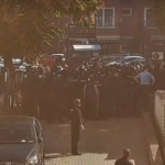 Info Shqip: Përplasje dhe fishekzjarrë para Kuvendit të Kosovës, protestuesit kërkojnë ndryshimin e Ligjit për Specialen
