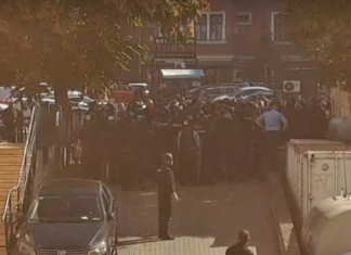 Përplasje dhe fishekzjarrë para Kuvendit të Kosovës, protestuesit kërkojnë ndryshimin e Ligjit për Specialen