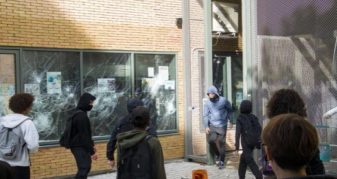 Info Shqip: Përshkallëzohen protestat në Francë, rreth tre mijë nxënës të ndaluar