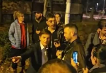 Kolaps brenda SNS-së, momenti kur Bërnabiqi përplaset me qytetarët që festonin humbjen e Vuçiqit