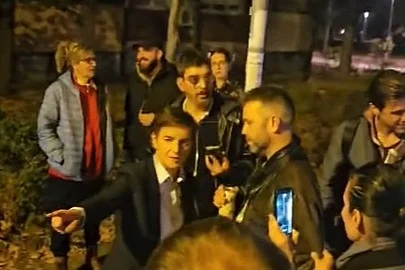 Kolaps brenda SNS-së, momenti kur Bërnabiqi përplaset me qytetarët që festonin humbjen e Vuçiqit