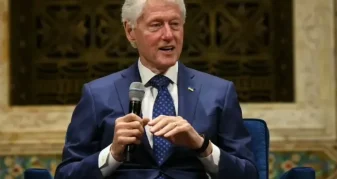 Info Shqip: Bill Clinton citon Kuranin: Jam lodhur nga njerëzit që denigrojnë myslimanët pse janë myslimanë