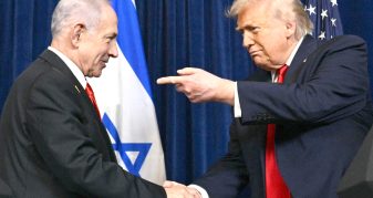 Info Shqip: Trump braktis Netanyahun para zgjedhjeve, prapaskenat e ftohjes së miqësisë, paralajmërimi i ashpër për luftën me Iranin