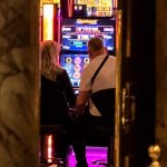 Info Shqip: Drejtoresha e shkollës së mesme nga Maqedonia luante bixhoz ndërsa nxënësit e prisnin në hollin e kazinosë