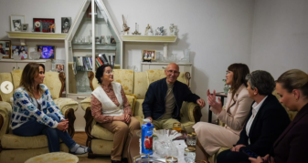 Info Shqip: Haxhiu në shtëpinë ku qëndroi refugjate: Faleminderit shqiptarë të Maqedonisë që në ditë të vështira na i hapët shtëpitë dhe zemrat e juaja