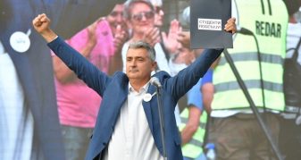 Info Shqip: Zgjedhjet në Serbi: Kush është Ilija Srdanoviq, kardiologu që kryesoi “Listën e Studentëve” dhe mundi Vuçiçin