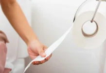 Një gastroenterolog zbulon katër zakone të tualetit që duhet t’i shmangni