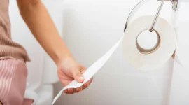 Info Shqip: Një gastroenterolog zbulon katër zakone të tualetit që duhet t’i shmangni