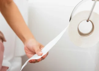 Një gastroenterolog zbulon katër zakone të tualetit që duhet t’i shmangni