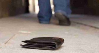 Info Shqip: 18-vjeçari gjen kuletën me reth 4 mijë euro dhe ia kthen pronarit, rasti që tërhoqi vëmendjen në Maqedoni