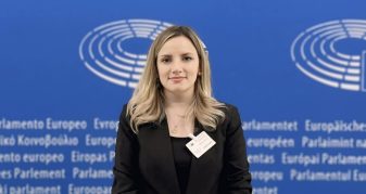 Info Shqip: Nënkryetarja e VLEN Mimoza Musa me mesazh për protestën në Tiranë: Asnjë ëndërr e një të riu nuk duhet të përballet me dhunën