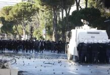 Dy shqiptarë të Kosovës shoqërohen në protestën në Tiranë, deklarata në polici: Jemi mbështetës të Vetëvendosjes