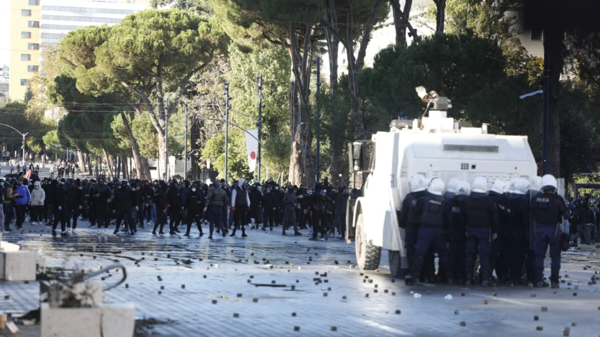 Dy shqiptarë të Kosovës shoqërohen në protestën në Tiranë, deklarata në polici: Jemi mbështetës të Vetëvendosjes