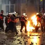Info Shqip: Bulevardi kthehet në fushëbetejë, një polic përfshihet në flakë pas hedhjes së molotovit
