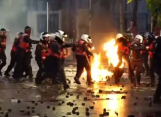 Bulevardi kthehet në fushëbetejë, një polic përfshihet në flakë pas hedhjes së molotovit
