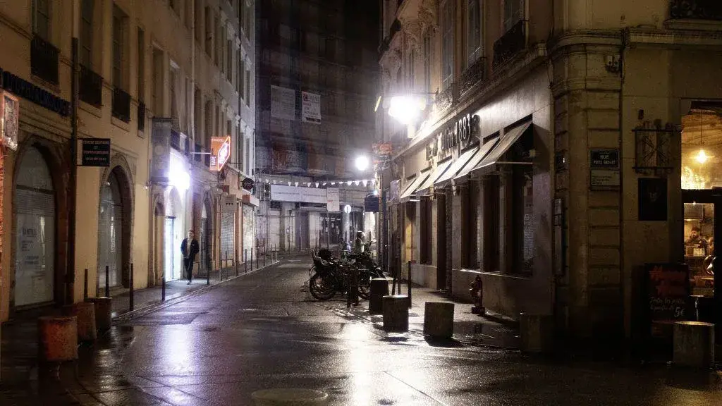 Kryeministri francez  Qytetet e qeta gjatë natës pas vendosjes së orës policore