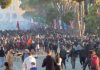 Protestuesit zhvendosen drejt Kryeministrisë, sulmojnë me shishe molotovë institucionin, shtohen forcat e policisë (VIDEO)