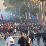 Info Shqip: Protestuesit zhvendosen drejt Kryeministrisë, sulmojnë me shishe molotovë institucionin, shtohen forcat e policisë (VIDEO)