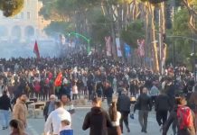 Protestuesit zhvendosen drejt Kryeministrisë, sulmojnë me shishe molotovë institucionin, shtohen forcat e policisë (VIDEO)