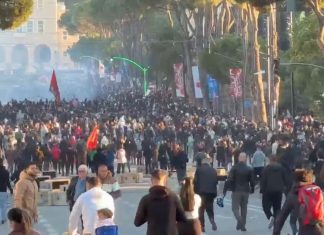 Protestuesit zhvendosen drejt Kryeministrisë, sulmojnë me shishe molotovë institucionin, shtohen forcat e policisë (VIDEO)
