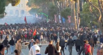 Info Shqip: Protestuesit zhvendosen drejt Kryeministrisë, sulmojnë me shishe molotovë institucionin, shtohen forcat e policisë (VIDEO)
