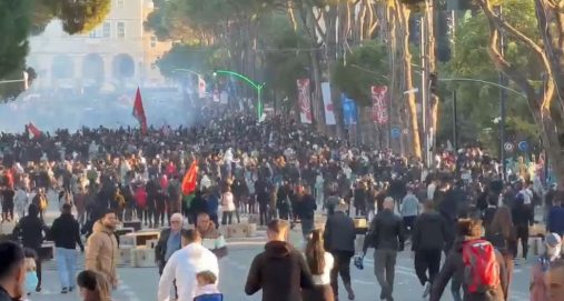 Info Shqip: Protestuesit zhvendosen drejt Kryeministrisë, sulmojnë me shishe molotovë institucionin, shtohen forcat e policisë (VIDEO)