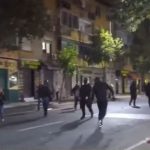 Info Shqip: Skena si në luftë, policia ndjek protestuesit te Rruga e Dibrës në Tiranë