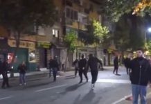 Skena si në luftë, policia ndjek protestuesit te Rruga e Dibrës në Tiranë