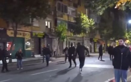 Info Shqip: Skena si në luftë, policia ndjek protestuesit te Rruga e Dibrës në Tiranë
