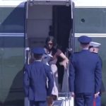 Zonja e dytë e SHBA-së pengohet teksa zbriste nga helikopteri, mbante djalin 3-muajsh (VIDEO)