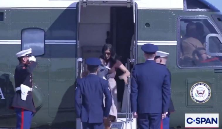 zonja-e-dyte-e-shba-se-pengohet-teksa-zbriste-nga-helikopteri-mbante-djalin-3-muajsh-video